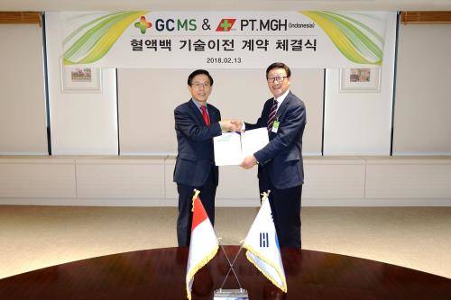김영필 GC녹십자엠에스 대표(왼쪽)와 조인제 PT.MITRA GLOBAL HANINDO 회장이 13일 경기도 용인에 위치한 GC녹십자엠에스 본사에서 혈액백 제조 기술 이전 및 공급 계약을 체결한 후 기념 사진을 찍고 있다. ⓒ GC