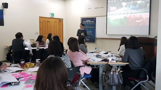 홍희대 예스티엠 컨설턴트가 4차산업혁명을 주제로 올해 첫 공개강좌를 진행하고 있다. ⓒ 예스티엠