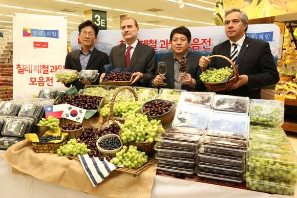 (왼쪽부터) 민영선 이마트 신선담당 상무, 페르난도 다누스 칠레 대사, 김홍극 이마트 상품본부장, 빠뜨리씨오 빠라게스 주한 칠레대사관 상무관. ⓒ 이마트
