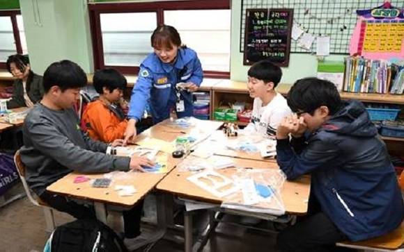 포스코 기술자가 학생들에게 수업을 하고 있는 모습이에요. ⓒ 광양제철소