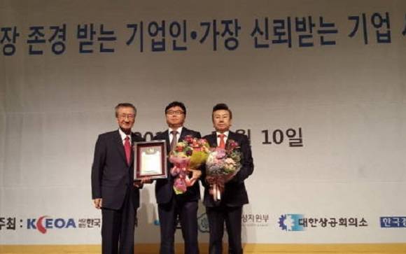 상을 받고 기념촬영을 하고 있는 박성관 대유위니아 대표(사진 가운데) 모습이에요. ⓒ 대유위니아