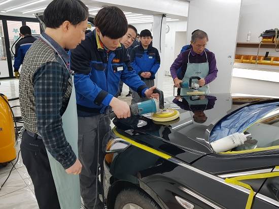 23일 용산구에 위치한 카앤덴트에서 열린 제대군인 창업탐방행사에 참여한 제대군인 및 전역예정자들이 전문도구를 이용해 광택 실습을 하고 있다. ⓒ 서울제대군인지원센터