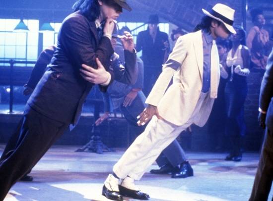 안티 그래비티 린(anti-gravity lean) 댄스를 선보이는 마이클 잭슨(Michael Jackson). ⓒ 구글 이미지 캡처