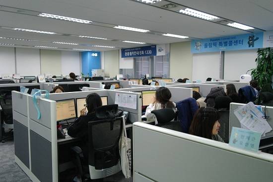 평창동계올림픽 특별콜센터 상담사들이 올림픽 관련 안내 서비스를 제공하고 있다. = 박지혜 기자
