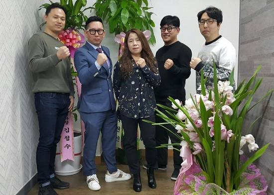 6일 우리동네 임직원들이 사무실 확장 이전을 축하하며 기념촬영을 하고 있다. = 김상준 기자