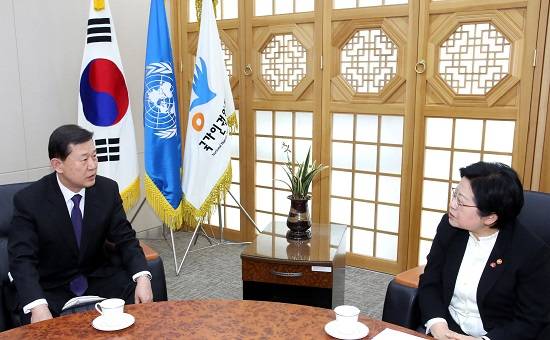 지난 6일 이성호 국가인원위원회 위원장이 정현백 여성가족부 장관과 성희롱, 성폭력 근절 대책에 대해 논의하고 있다. ⓒ 국가인권위원회