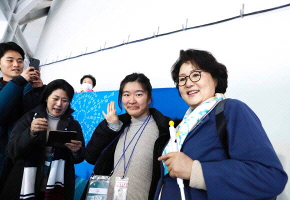 11일 강릉아이스하키센터를 찾은 김정숙 여사와 김민진 휴먼에이드포스트 기자가 기념촬영 하고 있다. ⓒ 청와대