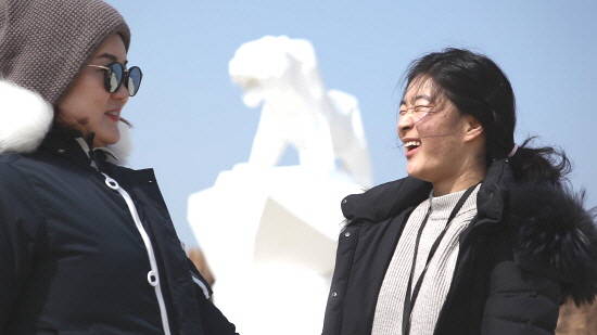 장애를 딛고 휴먼에이드포스트 인턴기자로 활동중인 김민진 기자와 어머니. ⓒ 김완섭 감독