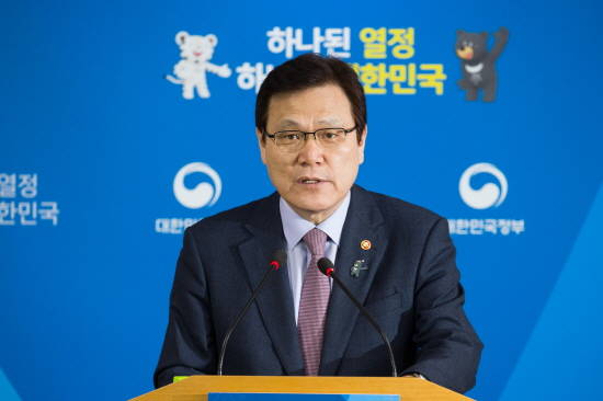 최종구 금융위원장이 14일 서울 종로구 정부서울청사 합동 브리핑실에서 기자 간담회를 열어 금융혁신 추진실적과 계획, 기업 구조조정 등의 현안을 설명하고 기자들의 질문에 답하고 있다. ⓒ 금융위원회