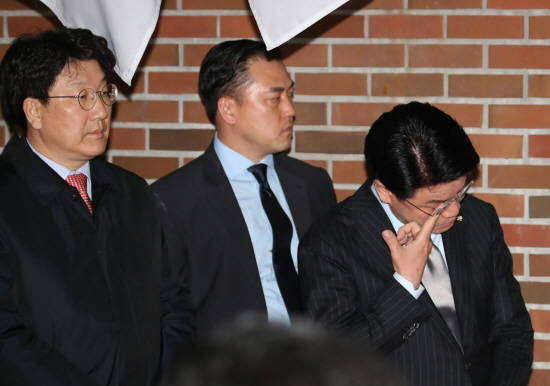 지난 22일 오후 구속영장이 발부된 이명박 전 대통령의 서울 논현동 자택 앞에서 장제원 의원이 눈물을 훔치고 있다. ⓒ 뉴스1