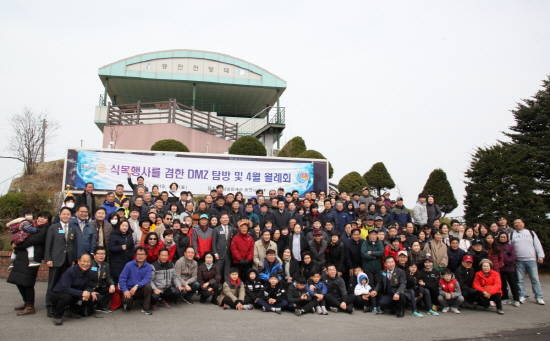 지난 7일 국제로타리3640지구 회원 등 200여 명이 비무장지대(DMZ) 평화통일공원에서 나무심기 행사를 개최하고 기념 사진을 찍고 있다. = 김성훈 기자