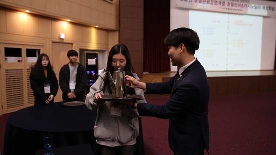 한국호텔관광실용전문학교 호텔관광과 과정은 고교생 대상 호텔리어 현장 체험학습을 진행했다. ⓒ 한국호텔관광실용전문학교