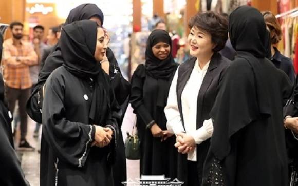 김정숙 여사가 아랍 학생들과 대화하고 있는 모습이에요. ⓒ 청와대 홈페이지