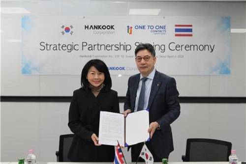 6일 서울 중구 한국코퍼레이션 본사에서 열린 업무협약식에서 김현겸 한국코퍼레이션 대표(오른쪽)와 원투원 수칸야 베니차크밤 대표(왼쪽)가 기념촬영을 하고 있다. ⓒ 한국코퍼레이션