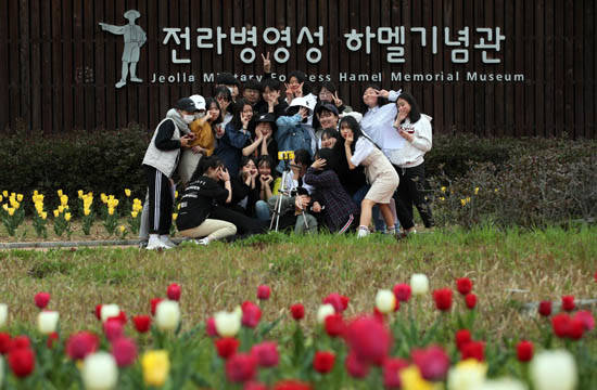 강진 전라병영성 하멜기념관에서 기념사진을 촬영하고 있는 관광객들. ⓒ강진군