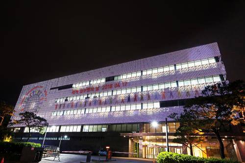 GC녹십자는 지난 11일부터 경기도 용인 R&D센터 미디어파사드에 세계 혈우병의 날 이미지를 게재했다. ⓒ GC녹십자