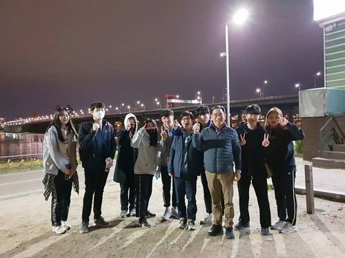 한국장학재단 9기 박천웅 나눔지기 팀은 32km코스를 걷는 '2018 한계극복 한강걷기' 프로그램을 진행했다. ⓒ 스탭스