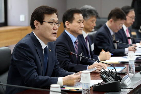 최종구 금융위원장이 16일 오전 서울 세종로 정부서울청사에서 열린 가계부채간담회에서 모두발언을 하고 있다. ⓒ 뉴스1