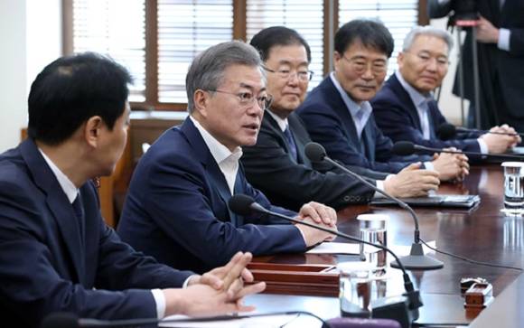 문재인 대통령이 회의를 하고 있는 모습이에요. ⓒ 네이버 블로그