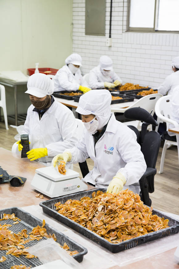 포장업무에 투입돼 근무 중인 장애인 취업자들. ⓒ 한국장애인고용공단