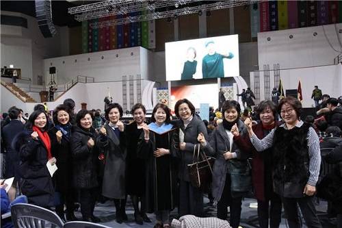 2018년 1학기 주1일 학사과정 성인반 입학식에서 학생들이 기념촬영을 하고 있다. ⓒ 서울호서전문학교