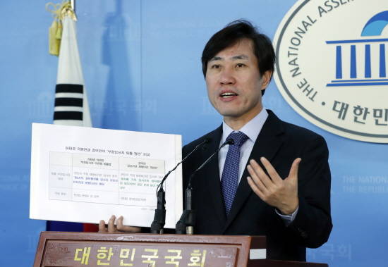 하태경 바른정당 최고위원이 2일 서울 여의도 국회 정론관에서 '부정입사자 무관용 퇴출법' 발의에 대한 설명을 하고 있다. 하 의원이 발의한 이 법안은 민관을 막론하고 구인자가 온갖 부정한 방법으로 구직한 이의 채용을 무관용 원칙하에 취소할 수 있는 내용을 담고 있다. ⓒ 뉴스1