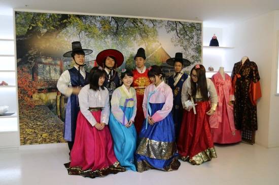 IBC에 참석한 한중일 삼국 학생들이 문화체험을 통한 교류를 나누고 있다. ⓒ 오발코리아