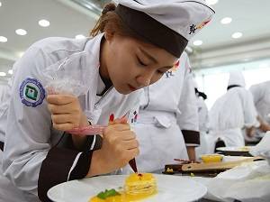 호텔제과제빵과 학생들이 GCD교육법을 활용한 새로운 교육과정 수업을 받고 있다. ⓒ 한국호텔관광실용전문학교