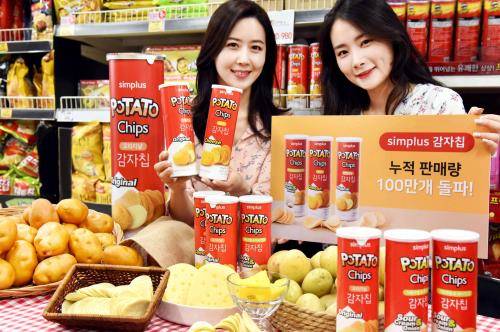 모델들이 16일 서울 등촌동 홈플러스 강서점에서 simplus 감자칩의 누적 판매량 100만개 돌파를 알리고 있다. ⓒ 홈플러스