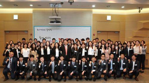 동아쏘시오그룹, 동아멘토링 제16기 수료식 및 제17기 결연식에서 동아쏘시오홀딩스 한종현 사장(두번째줄 왼쪽에서 여덟번째)과 동아멘토링 제16기 최우수·우수 커플과 제17기 멘토링 커플이 기념촬영을 하고 있다. ⓒ 동아쏘시오그룹