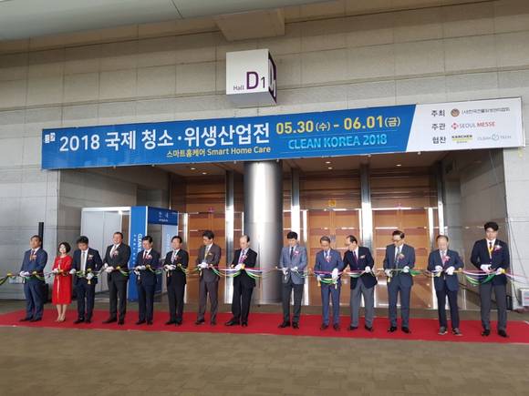 업계 관계자들이 테이프 커팅식에 참석해 행사 개최를 축하했다. = 조규희 기자
