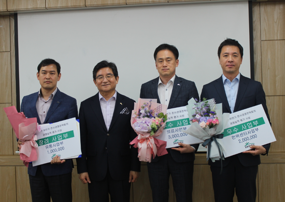 사업부에 대한 포상에서 의료사업부가 최우수사업부로 선정됐다. ⓒ제니엘
