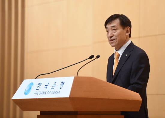 이주열 한국은행 총재가 12일 오전 서울 중구 부영태평빌딩 컨벤션홀에서 열린 '한국은행 창립 제68주년 기념식'에서 기념사를 하고 있다. ⓒ 한국은행