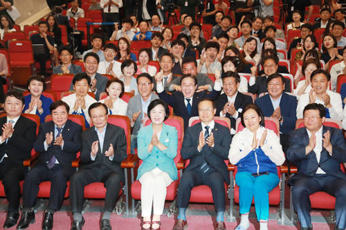 추미애 더불어민주당 대표를 비롯한 지도부가 13일 서울 여의도 국회 의원회관 대회의실에 마련된 제7회 6·13 전국동시지방선거 개표상황실에서 방송사 출구조사 결과를 지켜보며 환호하고 있다. ⓒ 뉴스1