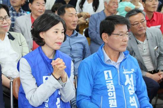 출구조사 방송을 지켜보고 있는 서삼석 후보. ⓒ 서삼석 선대본부