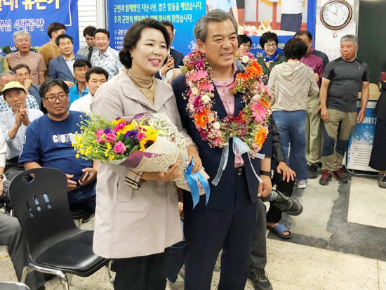 지지자들로 부터 꽃다발을 받고 즐거워하는 유근기 곡성군수 후보 부부. ⓒ 유근기 선대본부