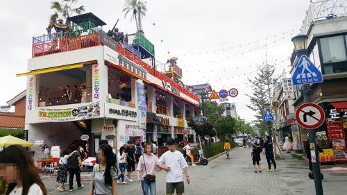 전주 한옥마을 중간에 위치한 'VR STATION' 건물 옥상에 로봇들이 배치돼 있어 한옥마을과 동떨어진 모습을 보여주고 있다. = 김경태 기자