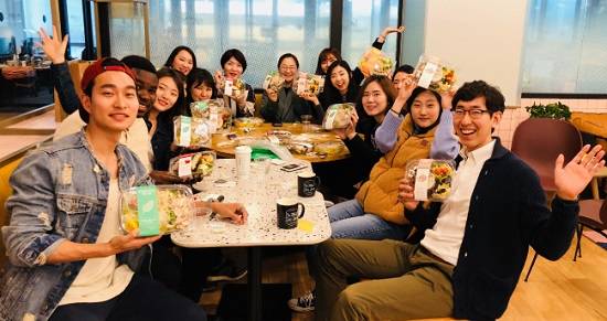 프레시코드는 점심 시간에 샐러드 모임인 프코런치를 주최해 커뮤니티를 형성한다. ⓒ 프레시코드
