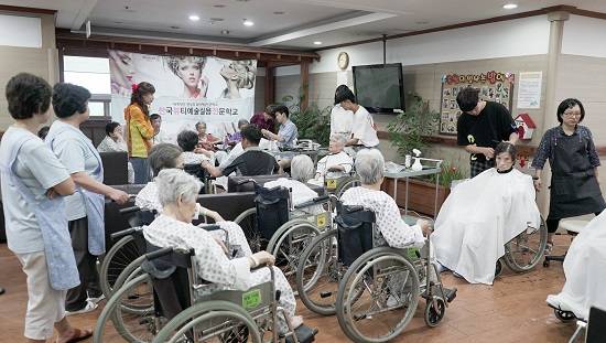 한국뷰티예술실용전문학교 뷰티미용학과정 재학생들이 휴웰요양병원에서 미용 봉사활동을 했다. ⓒ 한국뷰티예술실용전문학교