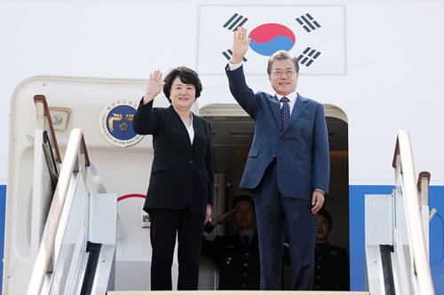 문재인 대통령은 오는 8일부터 13일까지 5박6일간 인도와 싱가포르를 국빈 방문한다. ⓒ 청와대