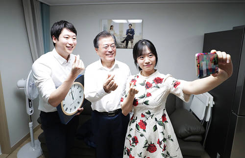 우재완·이진경 신혼부부 집을 방문한 문재인 대통령은 집을 둘러보고 행복주택에 대한 이야기를 나눴다. ⓒ 청와대