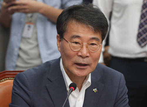 청와대는 장하성 청와대 정책실장이 국민연금 CIO 인선에 개입했다는 의혹에 대해 '덕담 차원이었다'고 밝혔다. ⓒ 뉴스1