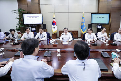 인도를 국빈 방문 중인 문재인 대통령은 국군기무사령부가 계엄령 검토 문건을 작성한 것과 관련해 독립수사단을 구성하라는 특별지시를 전달했다. ⓒ 청와대