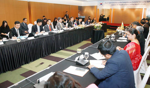 문재인 대통령의 인도 국빈 방문을 계기로 양국 관계 장관들은 포괄적경제동반자협정 관련 MOU를 체결했다. ⓒ 뉴스1