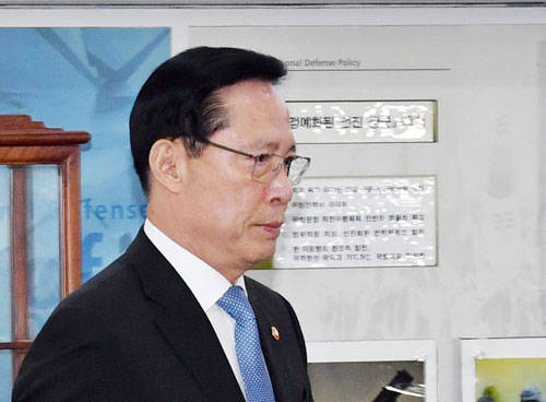 김의겸 대변인은 "송영무 국방부 장관이 '계엄령 검토 문건'을 보고 받고도 수사·지시를 하지 않았고, 청와대가 이를 지시했는데 송 장관이 무시했다는 내용은 사실무근"이라고 강조했다. ⓒ 뉴스1