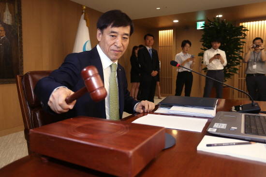 이주열 한국은행 총재가 12일 서울 중구 한국은행에서 열린 금융통화위원회 본회의에서 회의를 주재하며 의사봉을 두드리고 있다. ⓒ 뉴스1