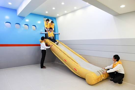 한호전 항공운항과 학생들이 비행안전실습을 지도받고 있다. ⓒ 한국호텔관광실용전문학교