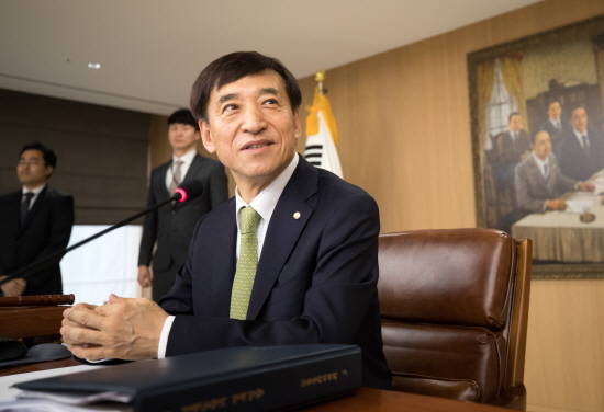 이주열 한국은행 총재가 12일 서울 중구 한국은행에서 열린 금융통화위원회 본회의에서 발언하고 있다. ⓒ 뉴스1