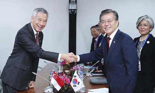 문재인 대통령은 리센룽 싱가포르 총리와 만나 교통·인프라·에너지 참여를 확대하기로 협의했다. ⓒ 청와대