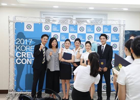 2017 대한민국 예비승무원 선발대회에 참가한 수상자들이 기념촬영을 하고 있다. ⓒ 한국호텔관광실용전문학교